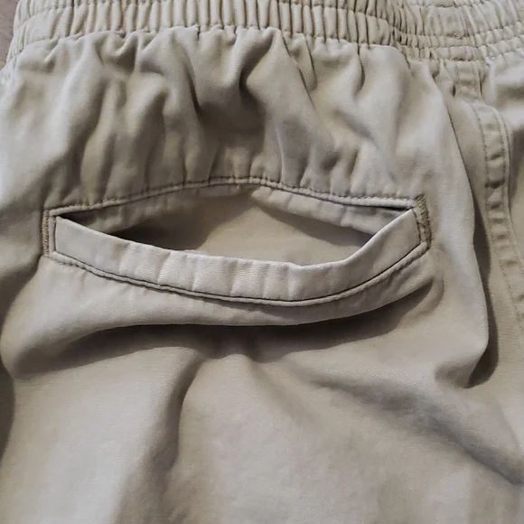 Abercrombie & Fitch Men's Drawstring Athletic Shorts in Light Khaki - Picture 7 of 8